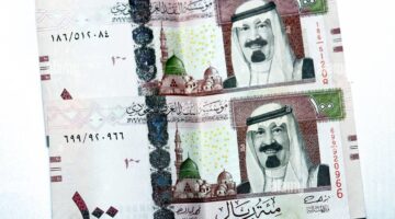 saudi arabia 100 riyals banknote obverse of saudi kingdom one hundred riyals cash with photo of king abdullah abdulaziz reverse with medina mosque 2FYYAPY