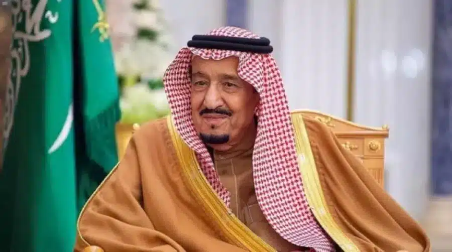 خادم الحرمين الشريفين يلغي الرسوم والكفالة للمغتربين: السعودية تفتح أبوابها بإجراء تاريخي