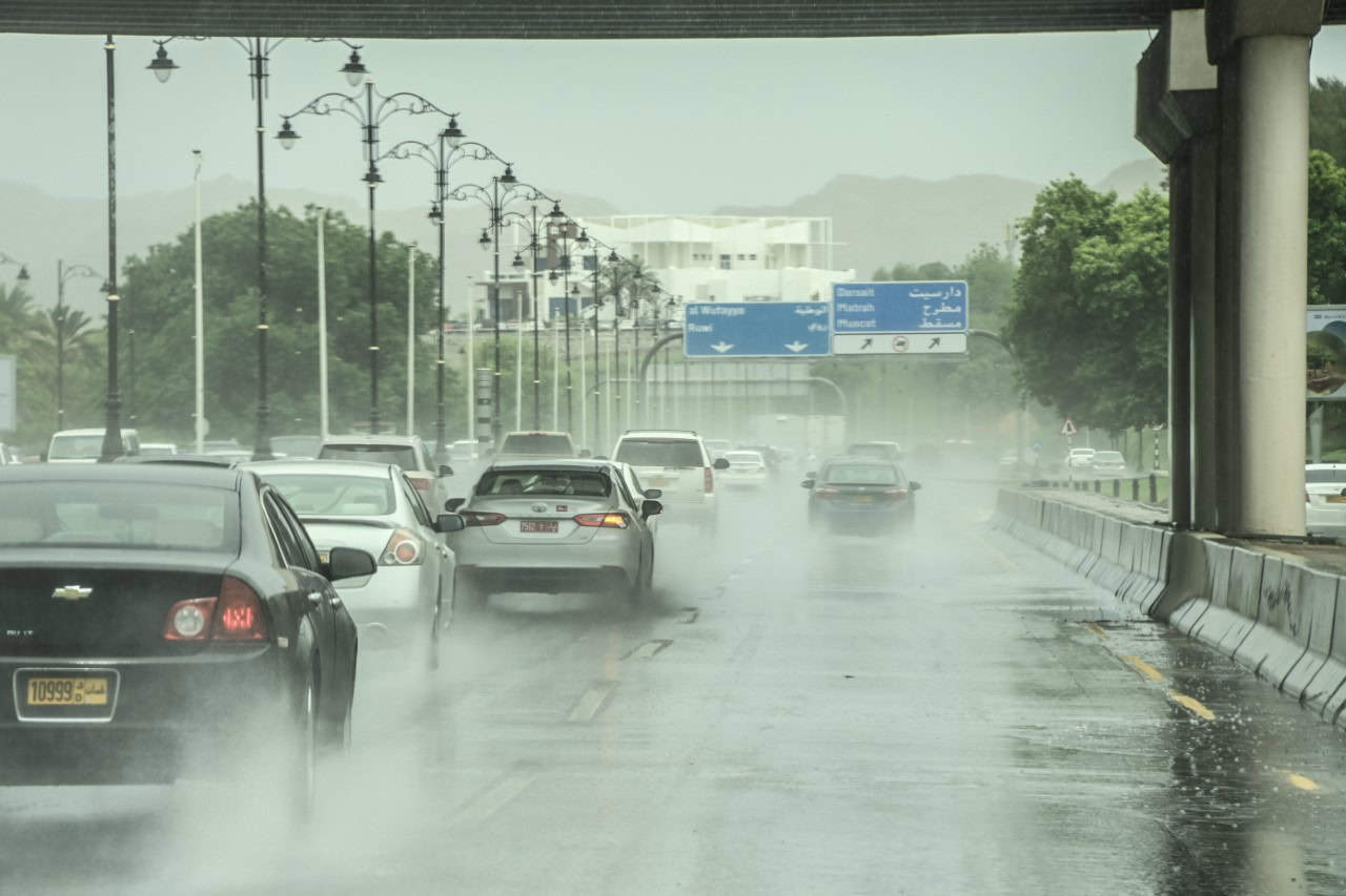 بيان الأرصاد الجوية في عمان حول الطقس للأيام القادمة وحقيقة تعليق الدراسة في الوسطى وظفار والمناطق الساحلية”