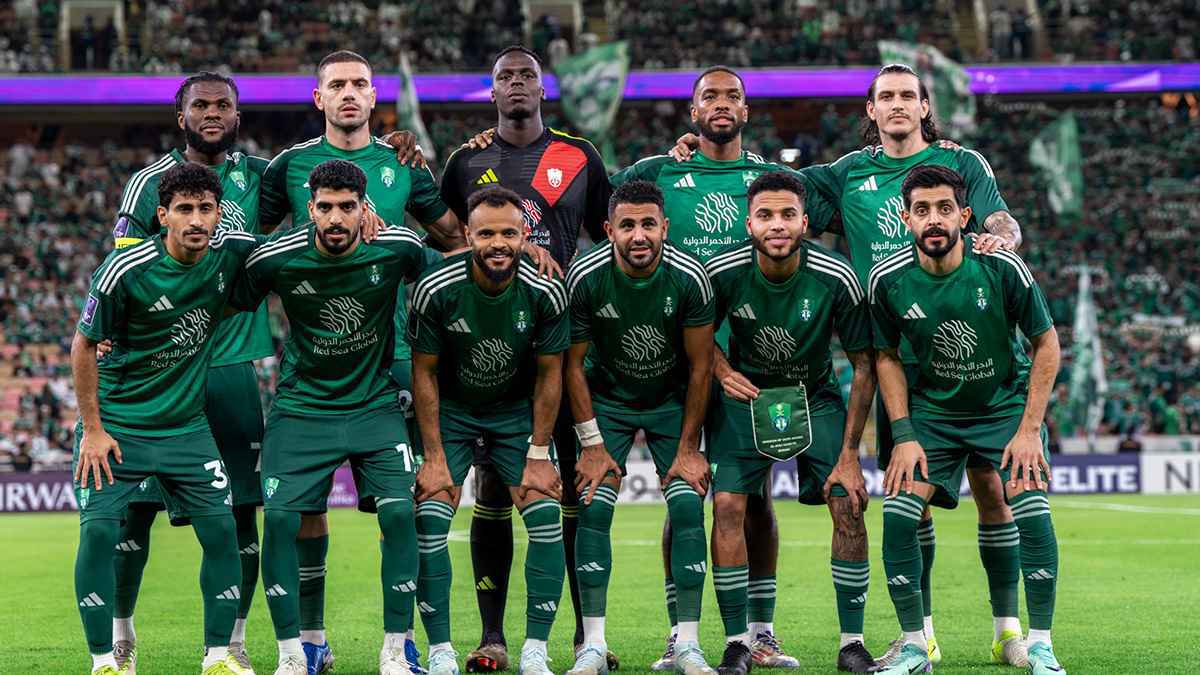 المدير الفني لـ “الأهلي السعودي” يريد التخلص من محترف النادي لتدعيم صفوفه