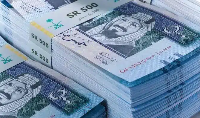 تراجع جديد للجنيه المصري أمام الريال السعودي والدولار في البنوك والسوق الموازية مساء الخميس