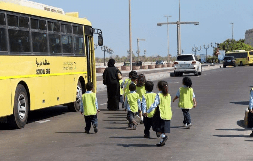 تنبيهات هامة من المرور السعودي بشأن انتظار الطلاب للحافلات المدرسية