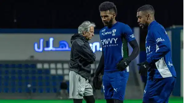 لاعب سعودي ينهار بالبكاء بعد تجاهل ناديه تكريمه في أسبوع الأساطير