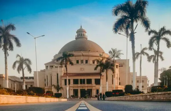 جامعة القاهرة تعلن فوز كلية الإعلام بمشروع لتنمية المهارات المهنية والعملية لطلابها