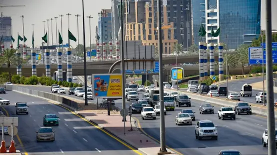 كل ما تحتاج معرفته عن نظام النقل البري السعودي الجديد قبل القيادة على طرق المملكة