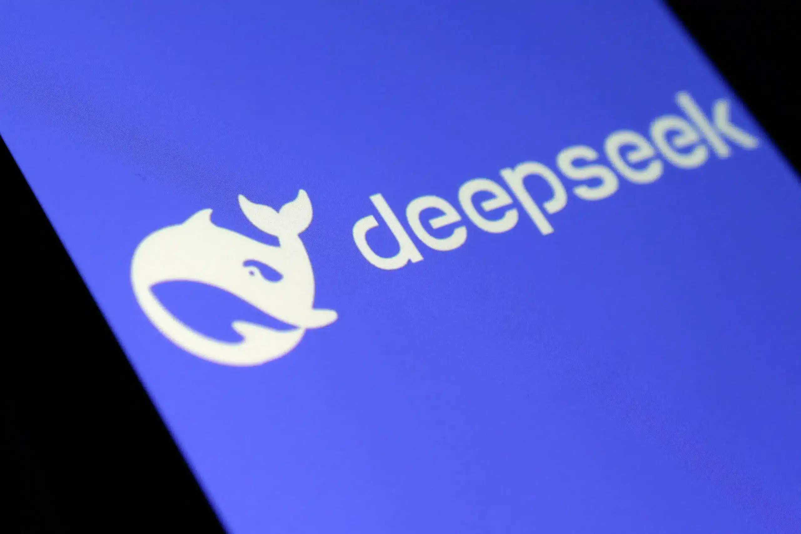 كيف تفوق DeepSeek على ChatGPT؟ تطورات جديدة تهز عالم الذكاء الاصطناعي 